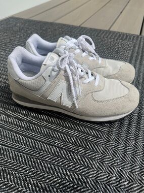 New Balance 547 unisex Sneakers in Light Gray and White. Women’s 7.5/ Boy’s 6.5